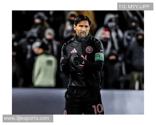 大小眼足球明星的独特魅力与球场风采解析 大小眼足球明星的独特魅力与球场风采解析